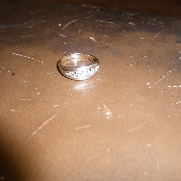 Vintage Women's 14K Gold Classic Wedding Band w/ 5 Diamonds - Picture 1 of 5